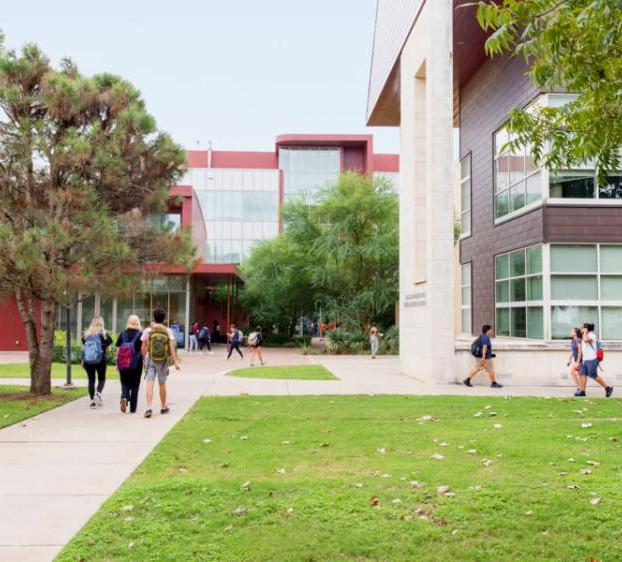 学生们走在约翰·布鲁克斯·威廉姆斯自然科学中心旁的小路上.