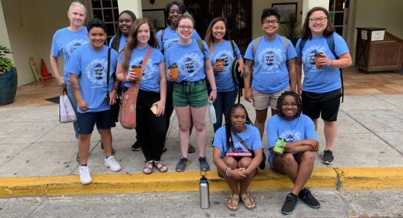 悉尼米切尔, classmates and professor poses outside La Posada Hotel in Laredo, 德州, during their social justice journey.