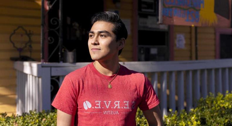 Cristobal Diaz stands outside of Casa Marianella wearing a 服务 shirt.